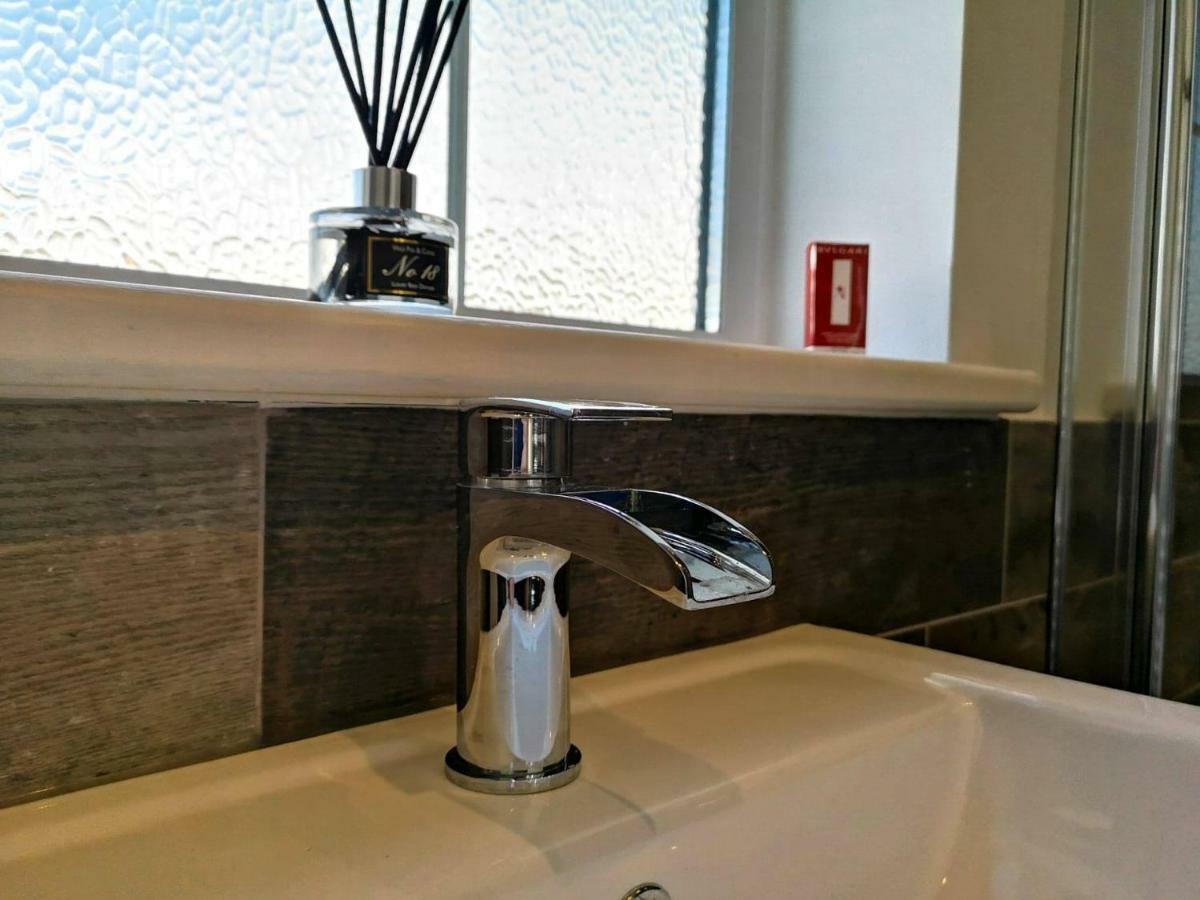 Guildford Town House Villa ภายนอก รูปภาพ