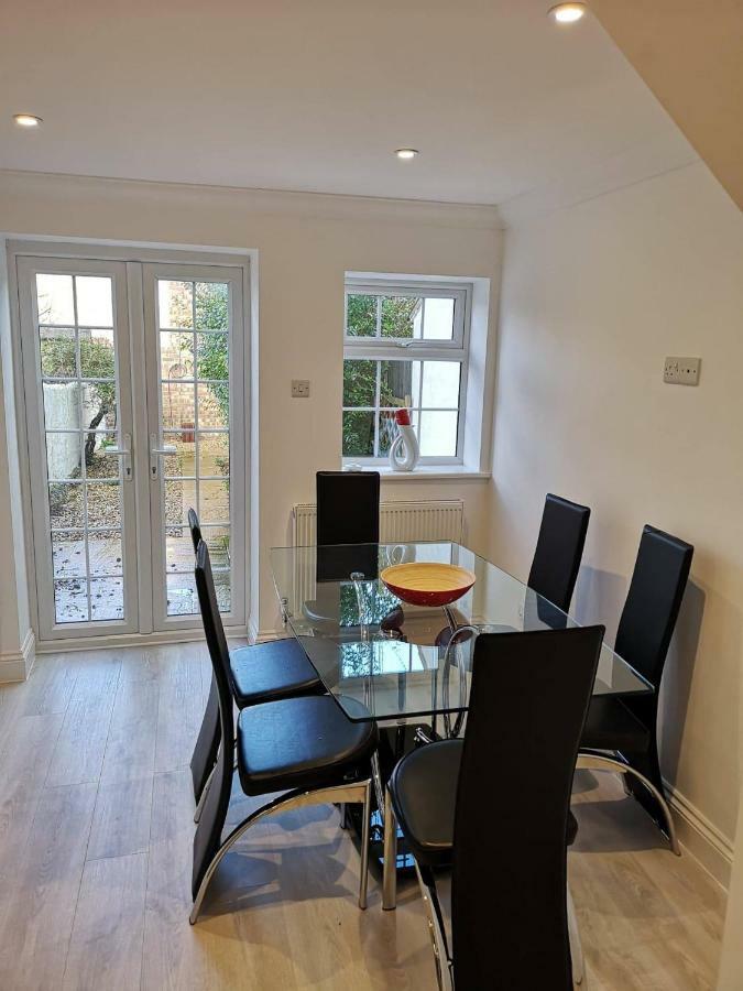 Guildford Town House Villa ภายนอก รูปภาพ